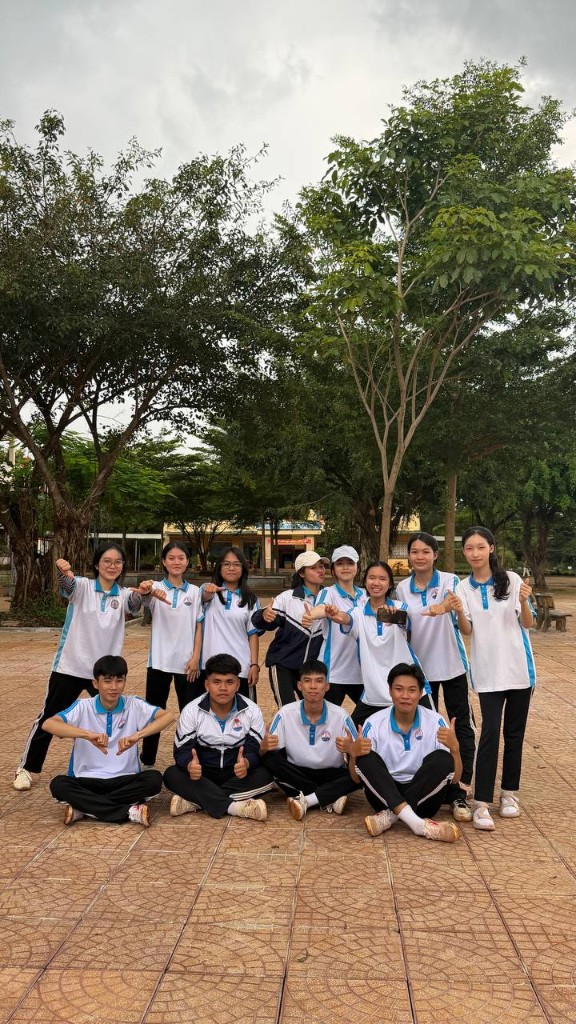 Cả tổ chỉ về một hướng, cùng nhau một nhịp.