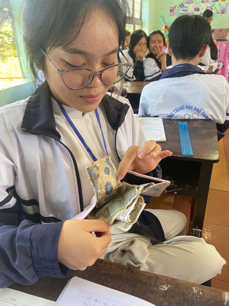 Giờ ra chơi trong lớp, khoảnh khắc đời thường của tổ.