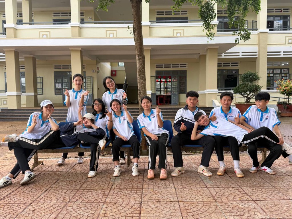 Ngồi trước sân trường, cả tổ quây lại một chỗ.