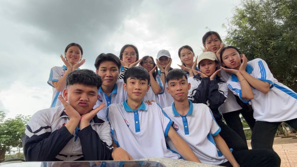 Khoảnh khắc sát bên nhau, nụ cười của cả tổ 3.
